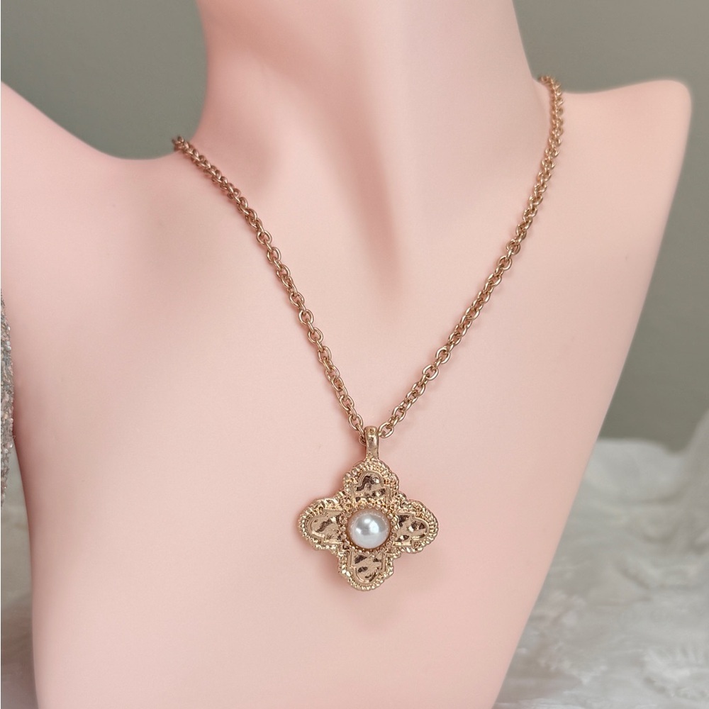 ⚜️ Elegant Gold Pendant Necklace - Picture 4 of 8